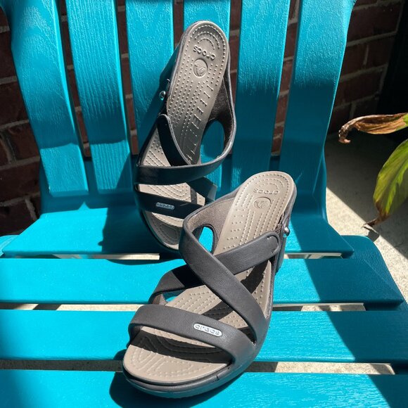 CROCS Shoes - Crocs Cyprus IV Sandals Size 7, Brown Strappy, Heel.
